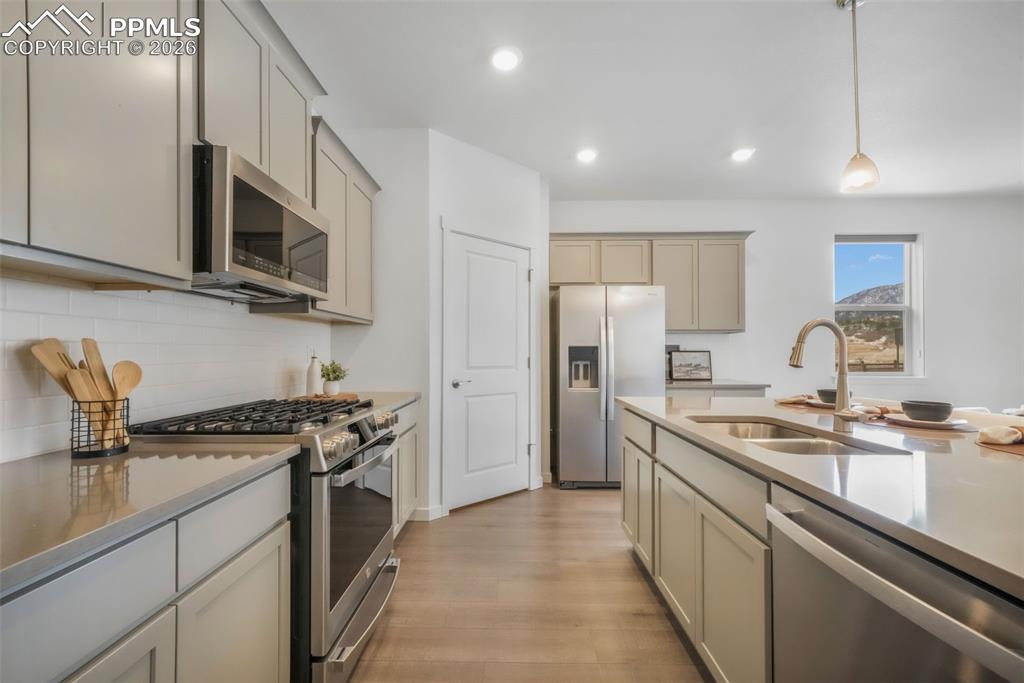 Image 7 of 50: Kitchen