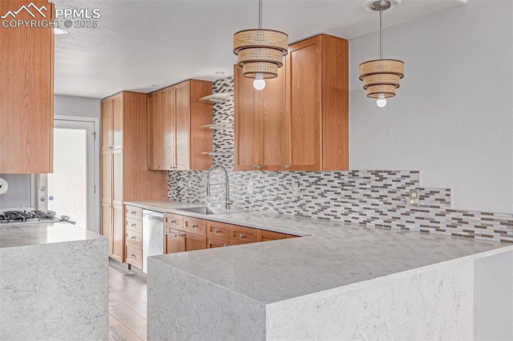 Image 13 of 50: Kitchen