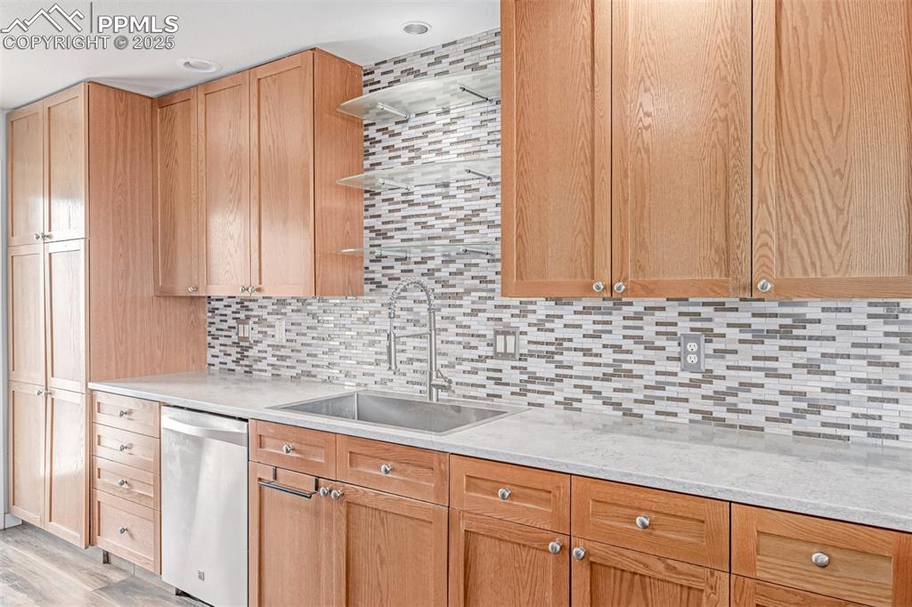 Image 14 of 50: Kitchen