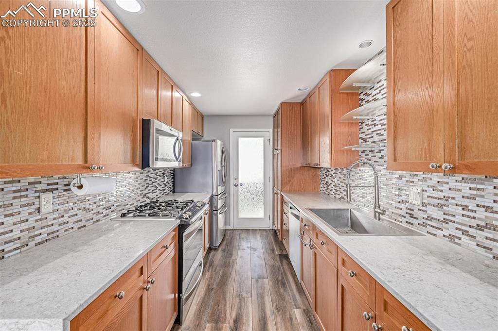 Image 15 of 50: Kitchen