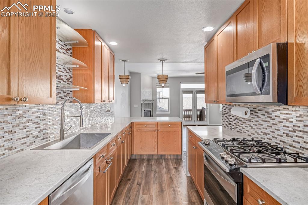 Image 16 of 50: Kitchen