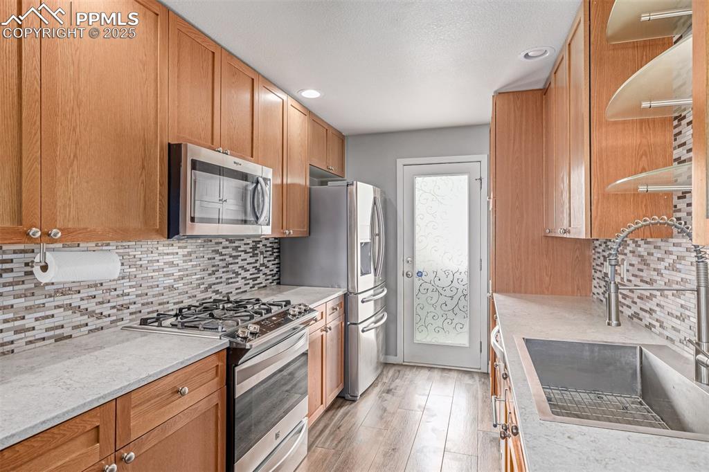 Image 17 of 50: Kitchen