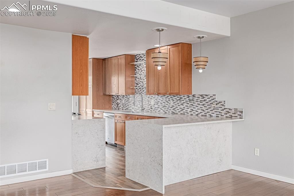 Image 18 of 50: Kitchen