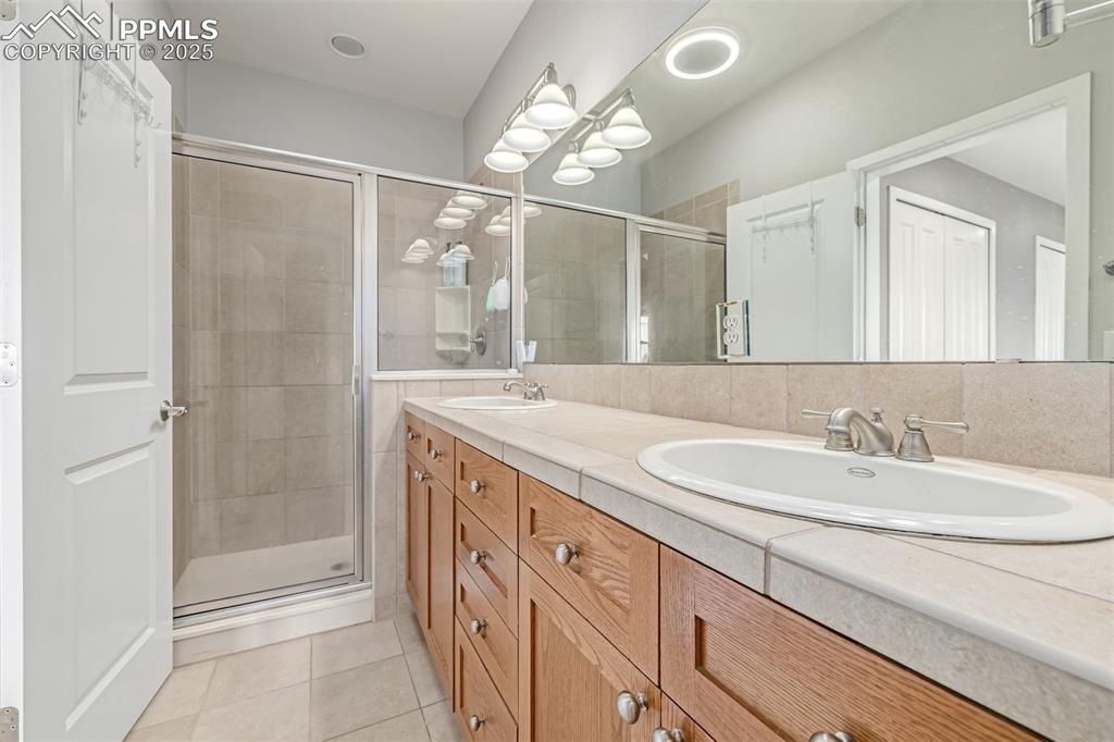 Image 23 of 50: Bathroom