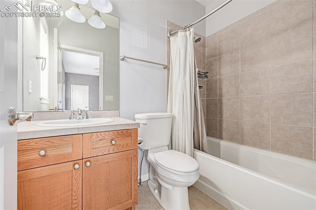 Image 24 of 50: Bathroom