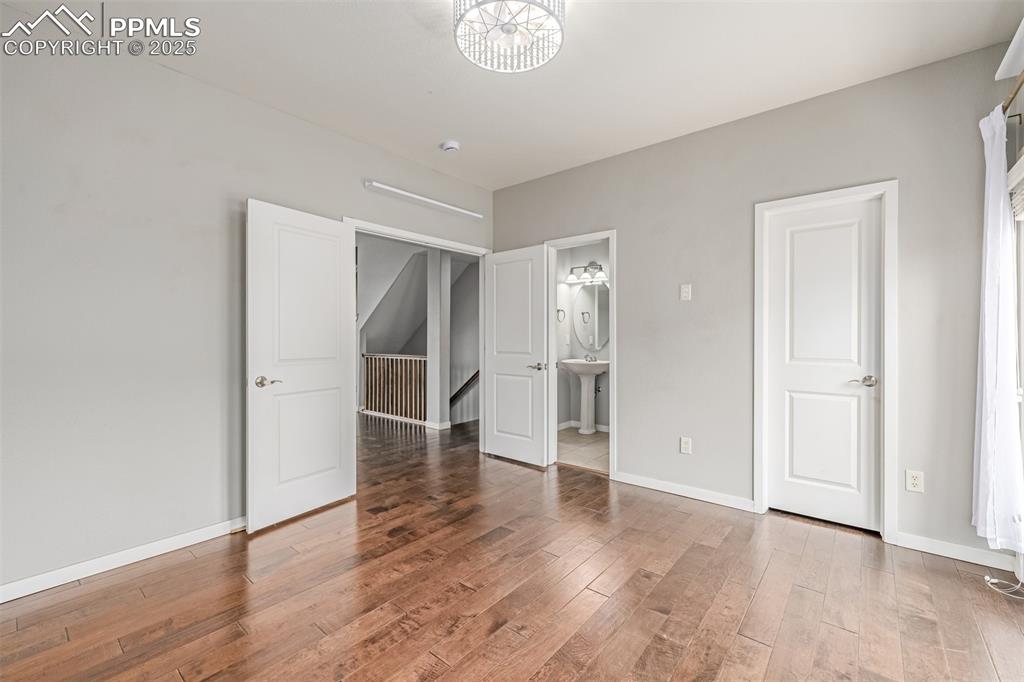 Image 26 of 50: Bedroom