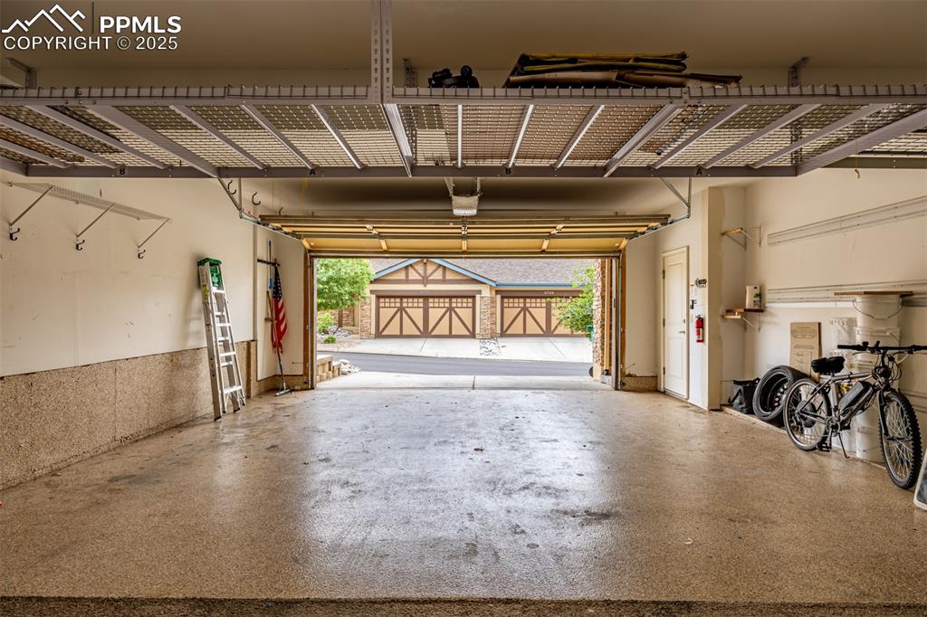 Image 32 of 50: Garage