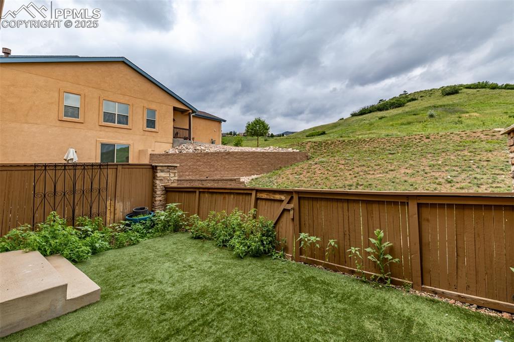 Image 33 of 50: Yard