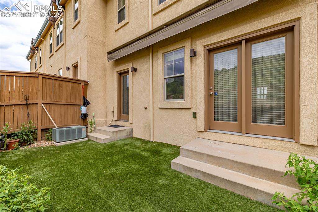 Image 34 of 50: Entry