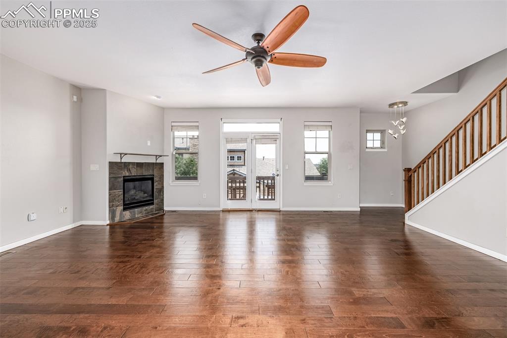 Image 6 of 50: Living Room