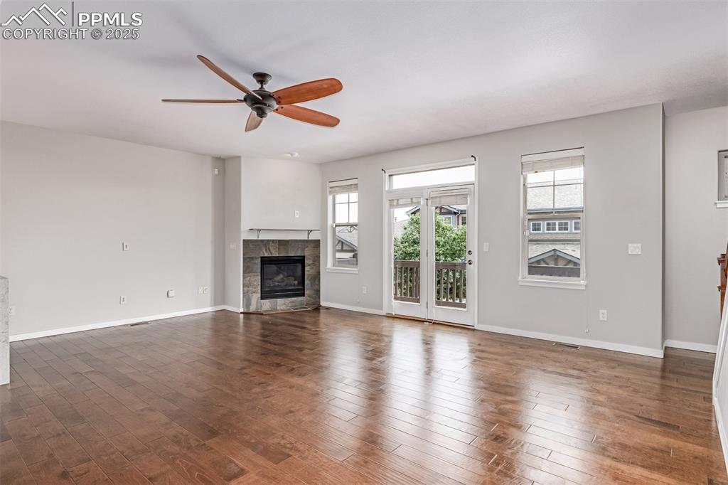 Image 7 of 50: Living Room