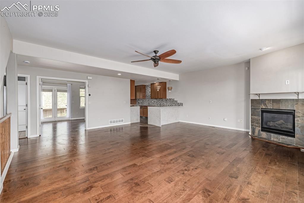 Image 9 of 50: Living Room