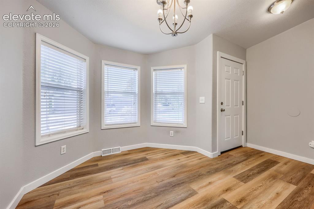 Image 10 of 24: Dining Area