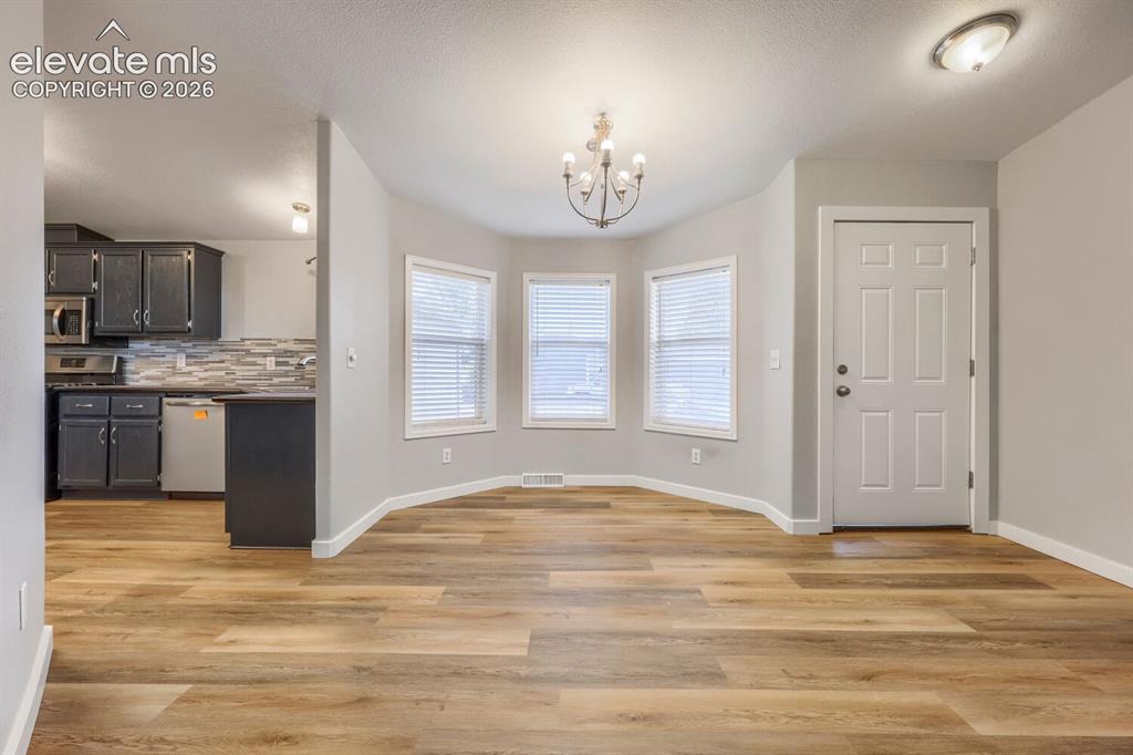 Image 11 of 24: Dining Area