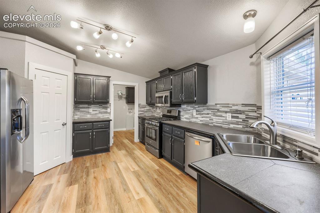 Image 12 of 24: Kitchen
