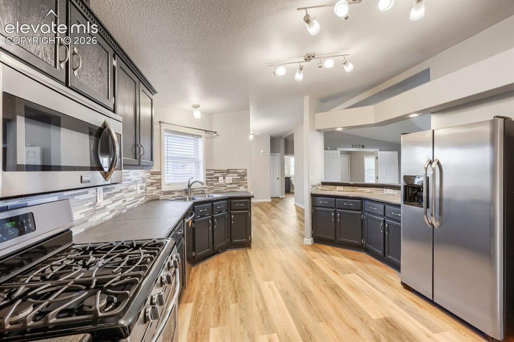 Image 13 of 24: Kitchen