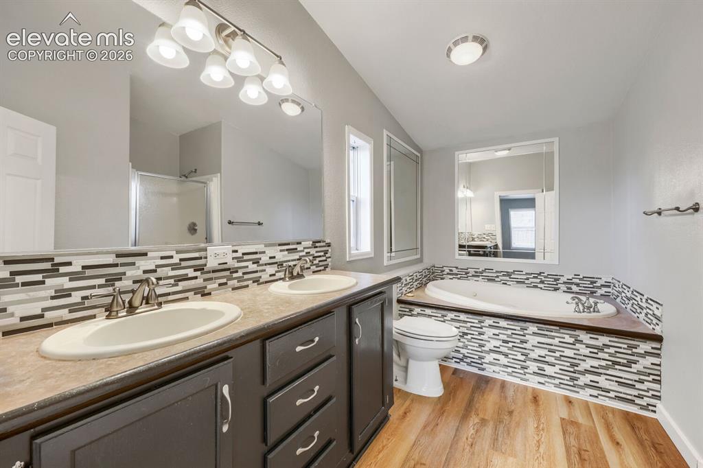 Image 18 of 24: Bathroom