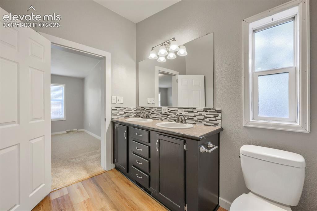 Image 19 of 24: Bathroom