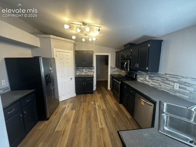 Image 3 of 6: Kitchen
