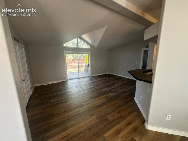 Image 4 of 6: Living Room