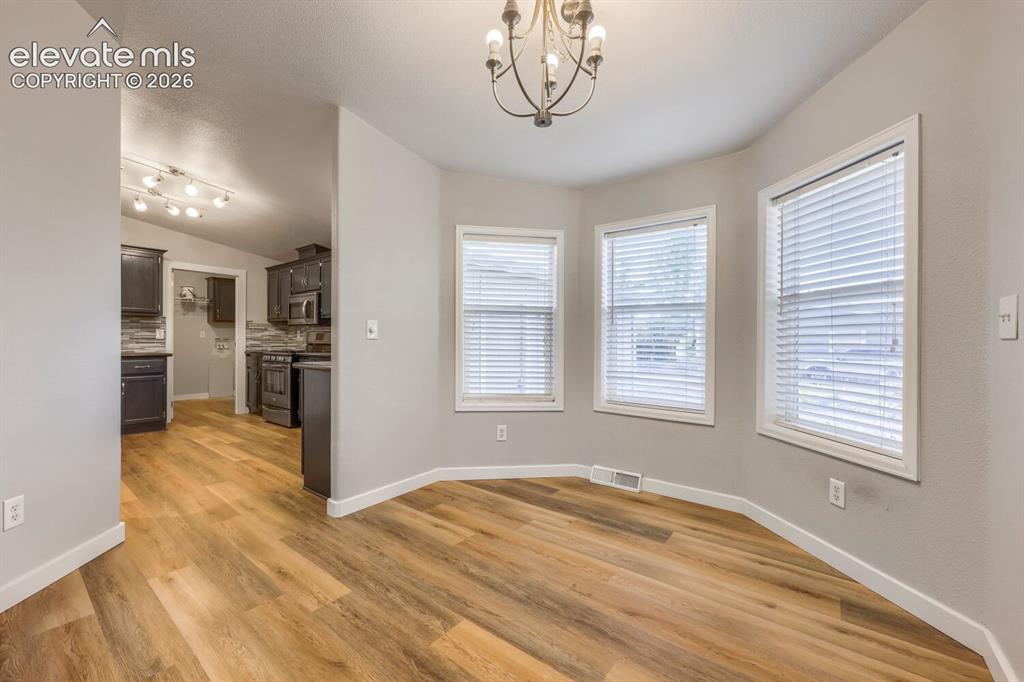 Image 9 of 24: Dining Area
