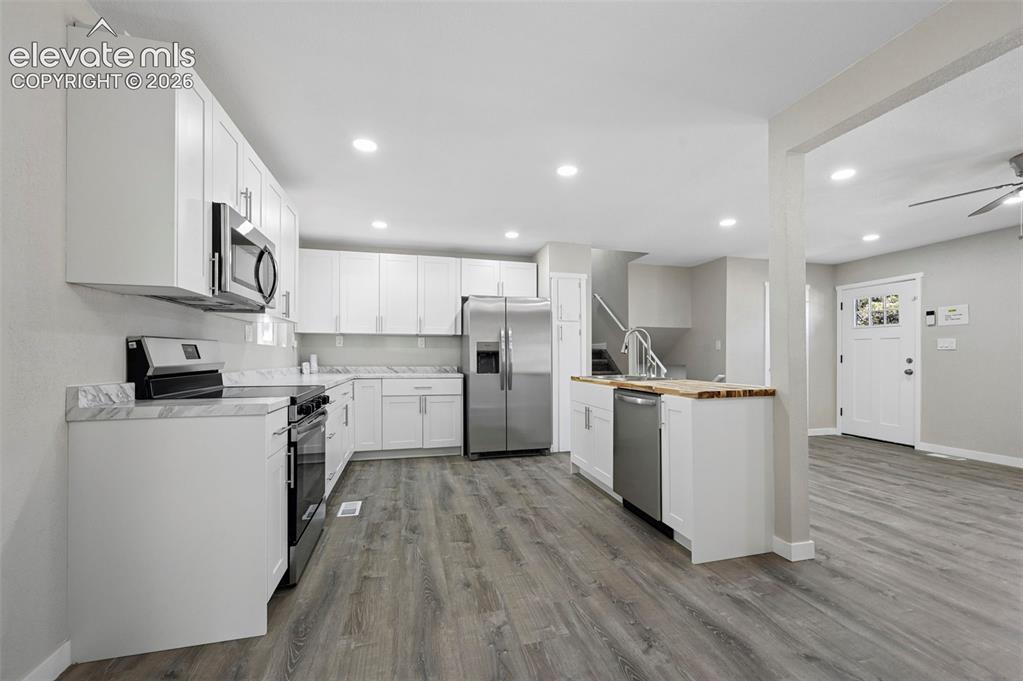 Image 10 of 33: Kitchen