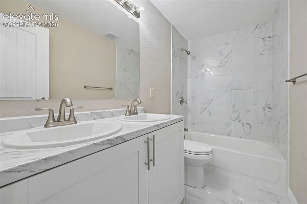 Image 16 of 33: Bathroom