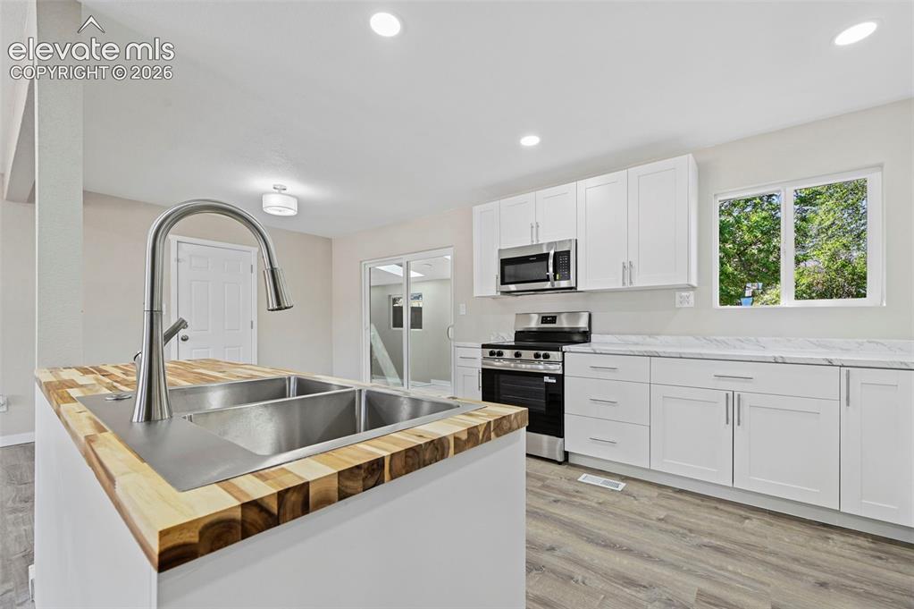 Image 9 of 33: Kitchen