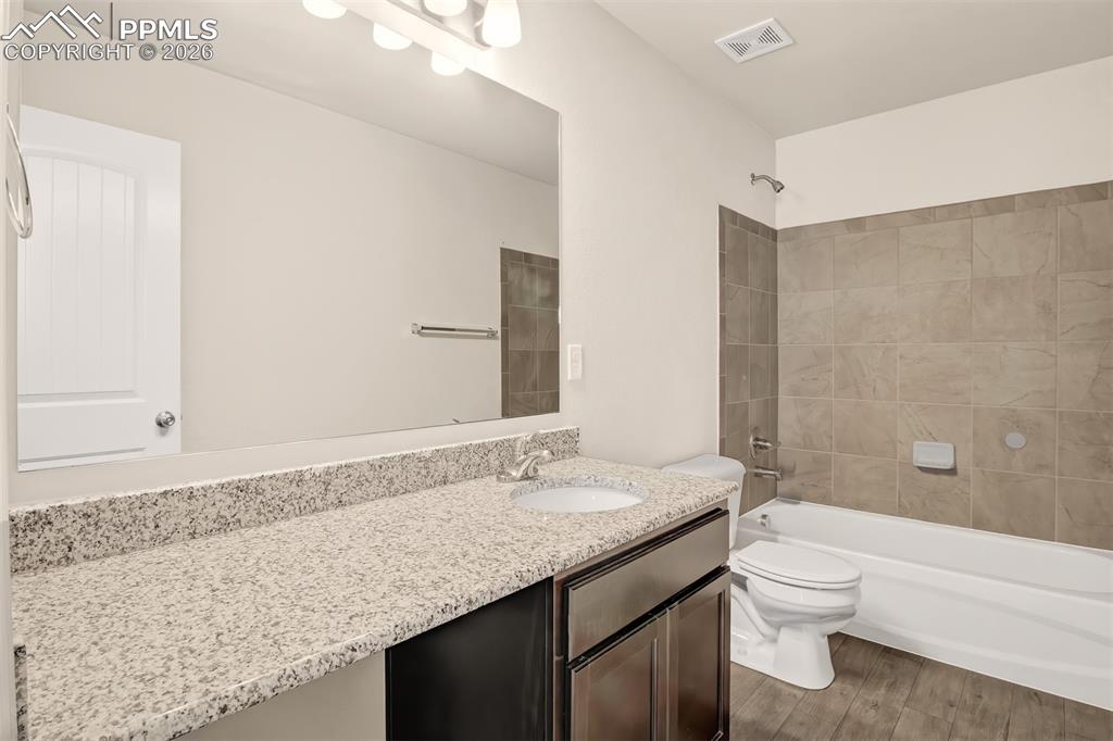 Image 17 of 22: Bathroom