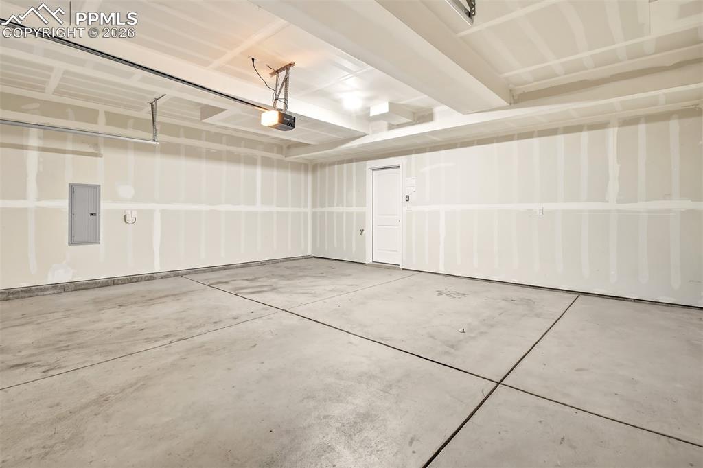 Image 18 of 22: Garage