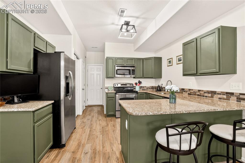 Image 13 of 32: Kitchen