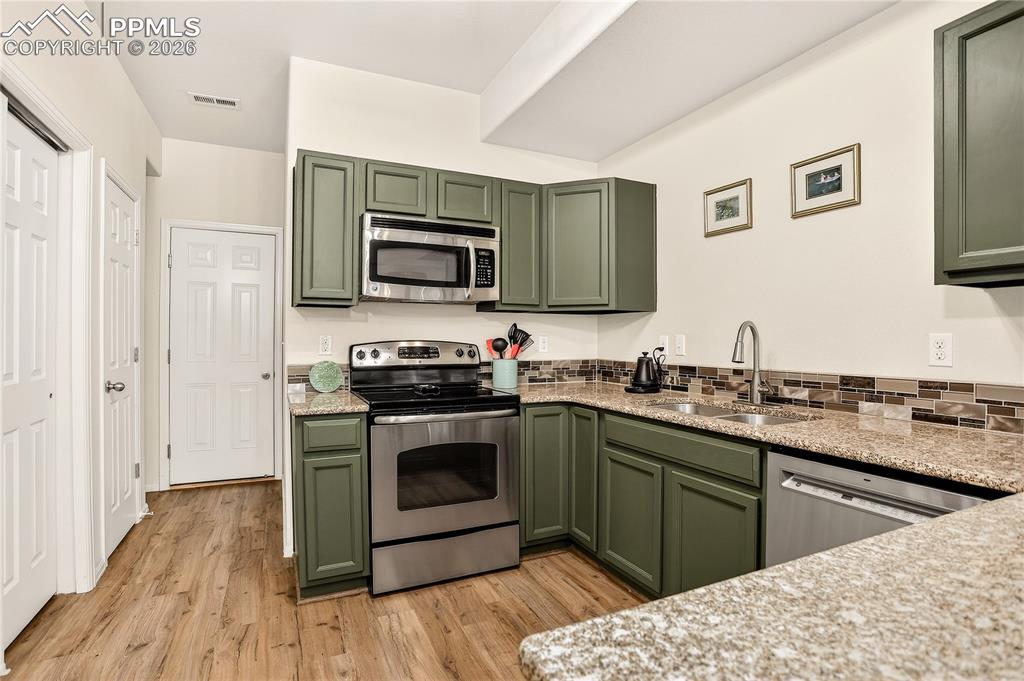 Image 14 of 32: Kitchen