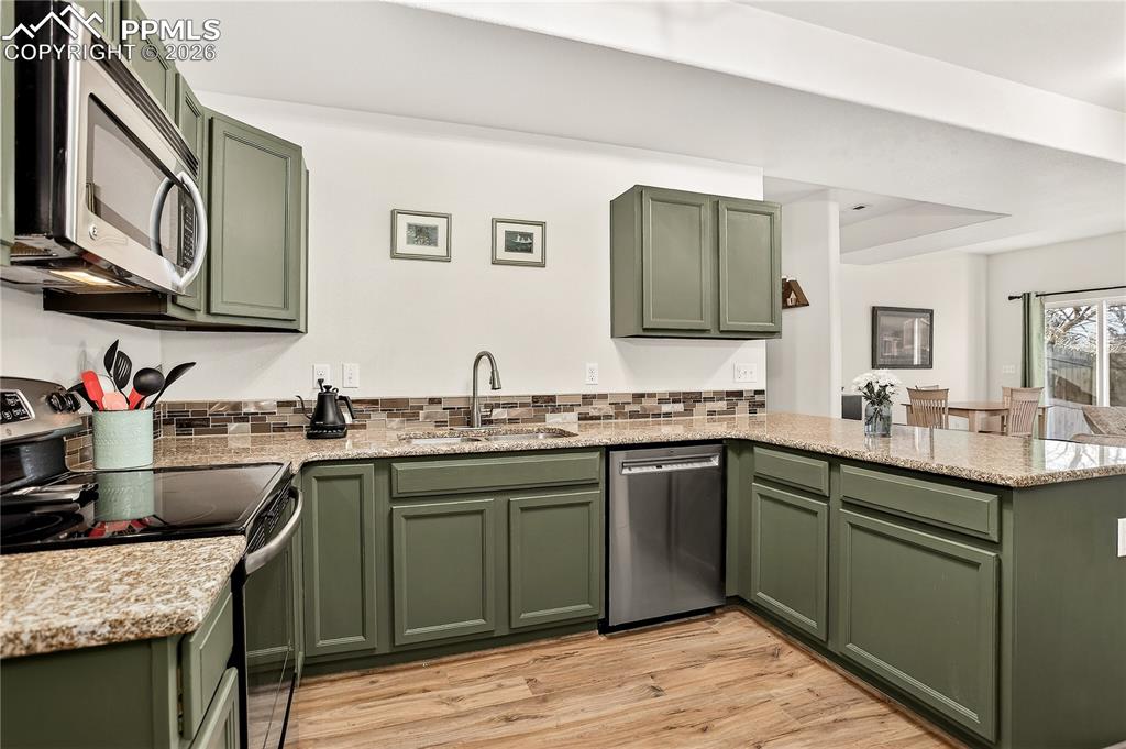 Image 15 of 32: Kitchen