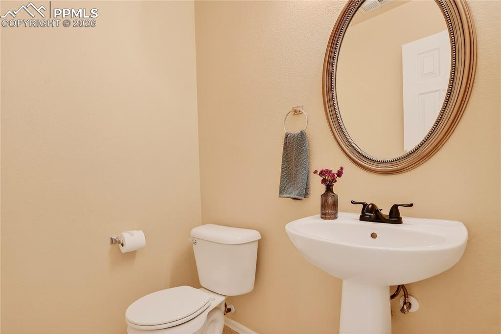 Image 17 of 32: Main Level Powder Bath