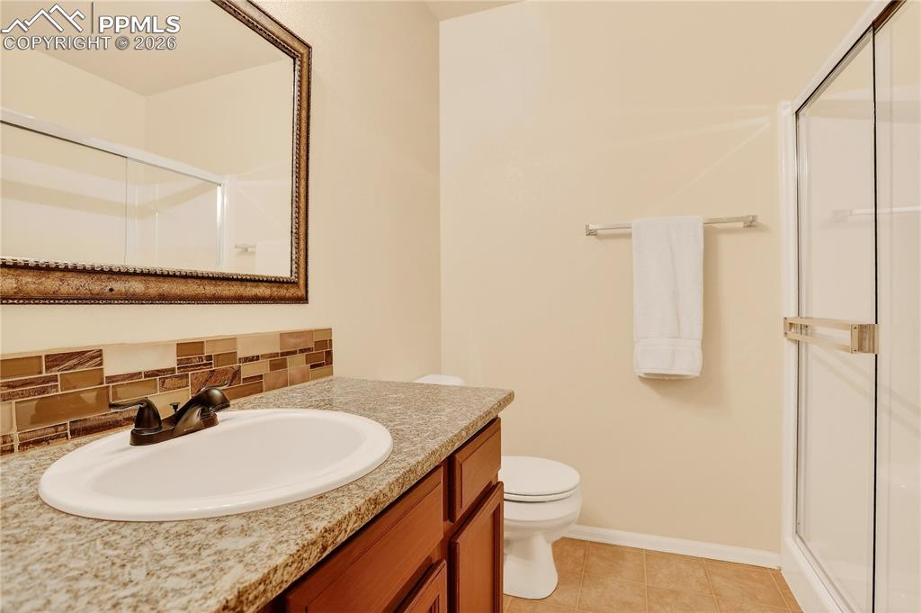 Image 28 of 32: Upper Level Hall Bath