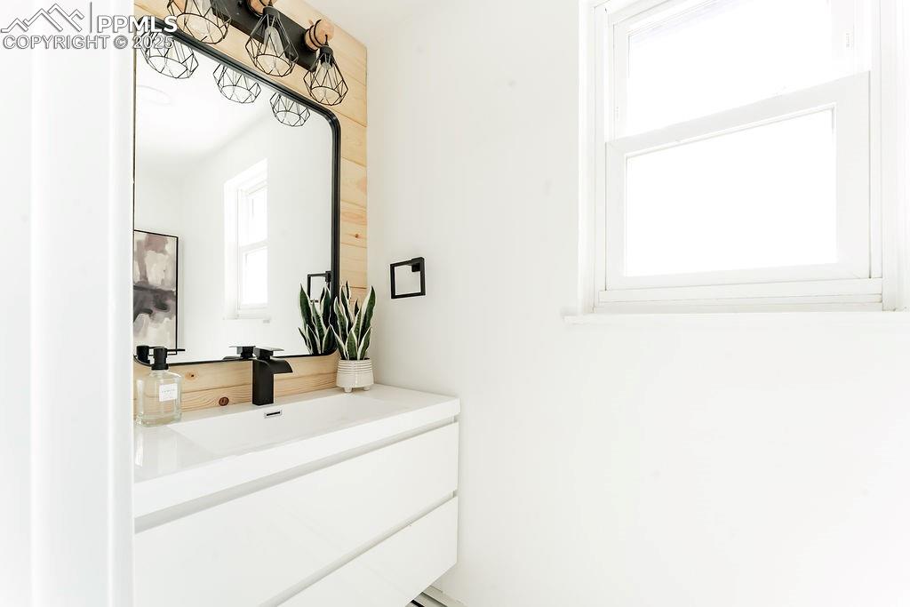 Image 20 of 43: Bathroom with vanity