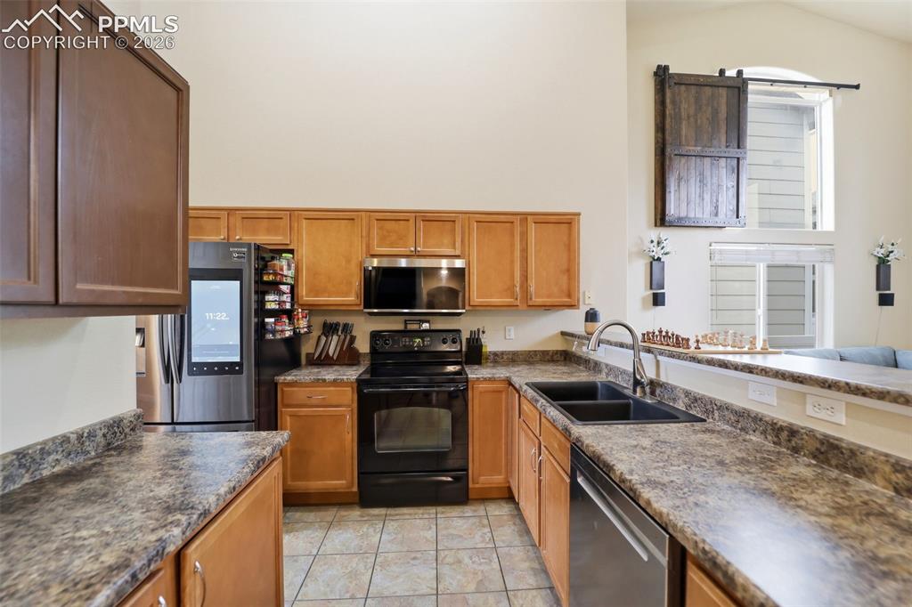 Image 6 of 33: Kitchen