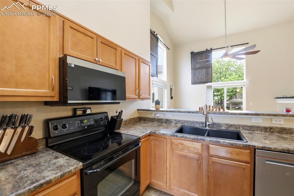 Image 7 of 33: Kitchen
