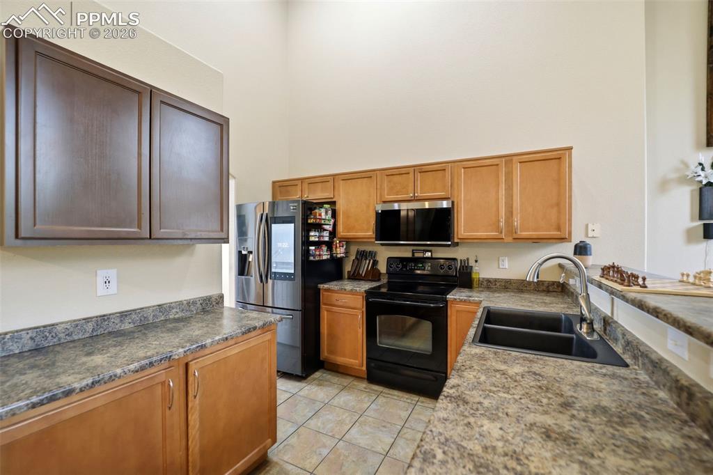 Image 8 of 33: Kitchen