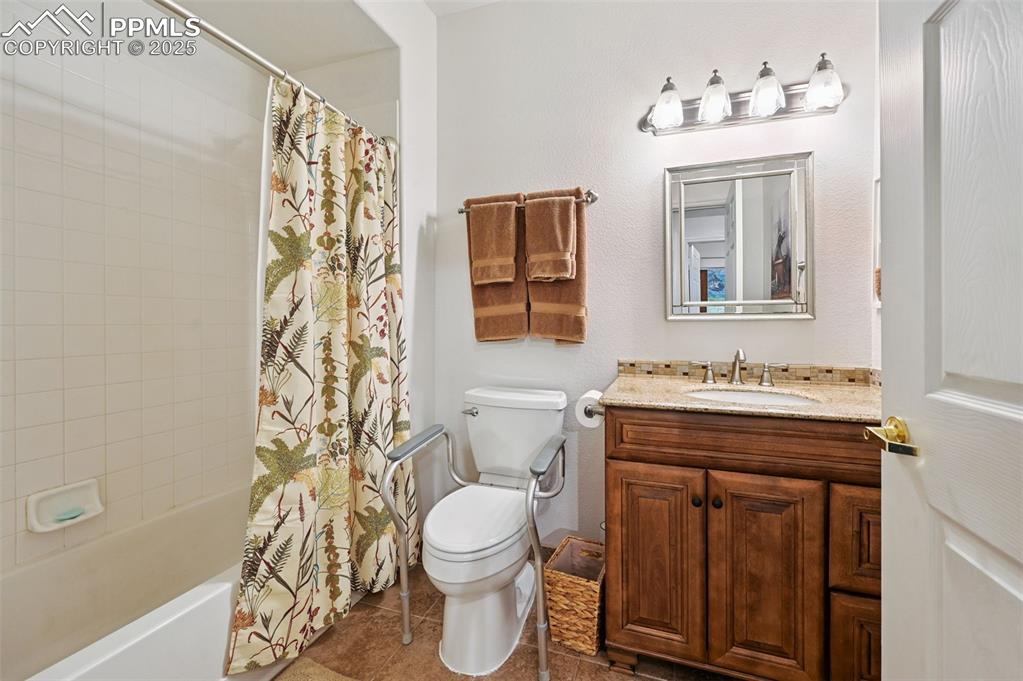 Image 16 of 22: Bathroom