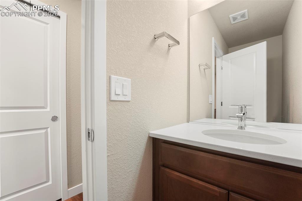 Image 26 of 33: Bathroom