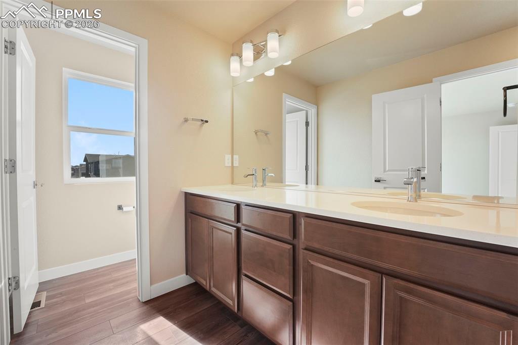 Image 27 of 33: Bathroom