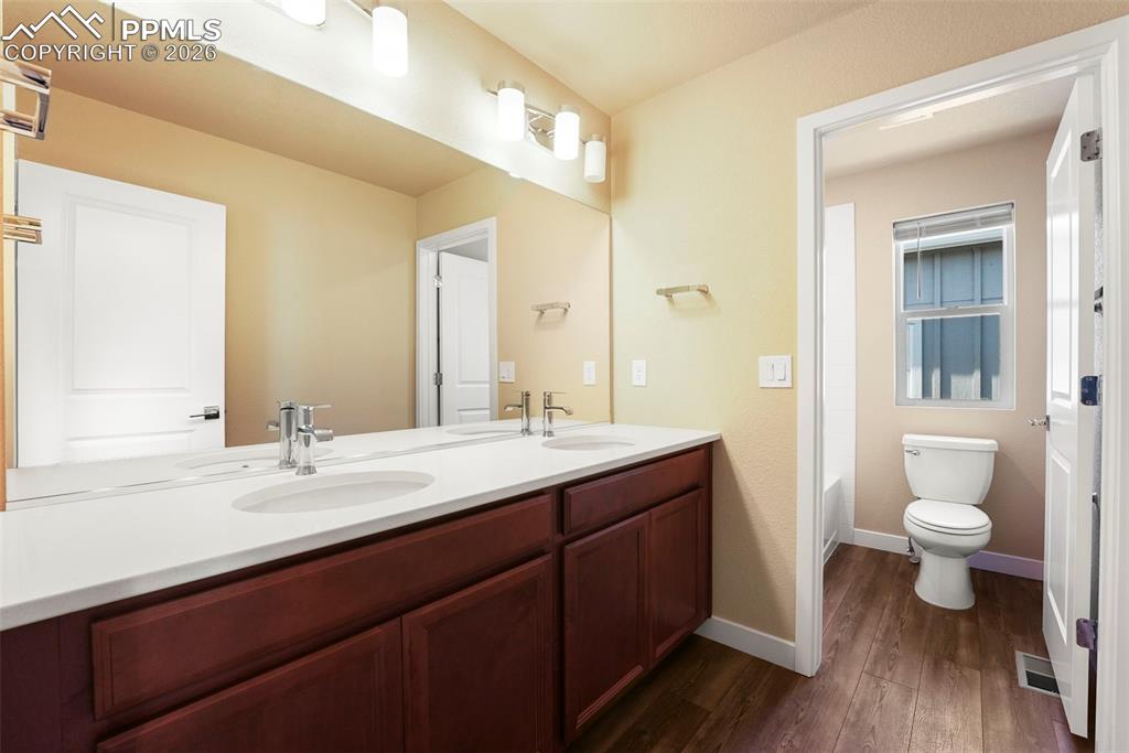 Image 28 of 33: Bathroom