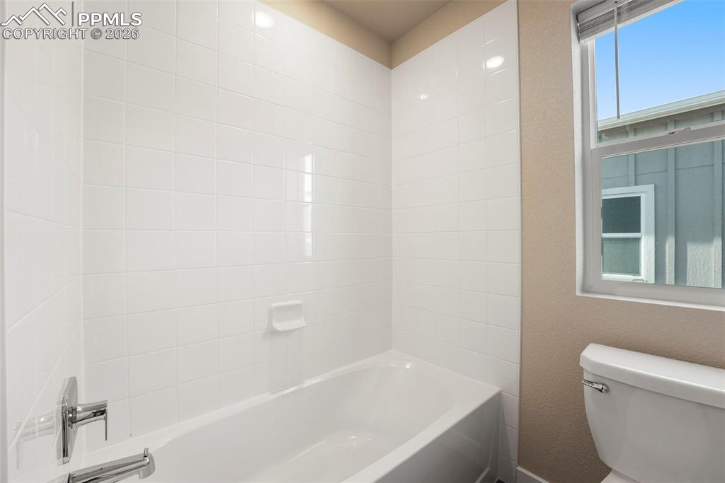 Image 29 of 33: Bathroom