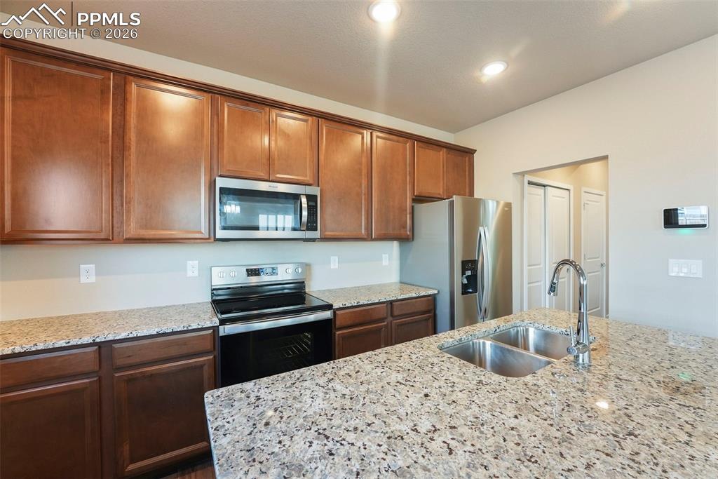 Image 7 of 33: Kitchen