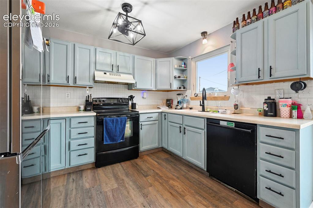 Image 6 of 38: Kitchen