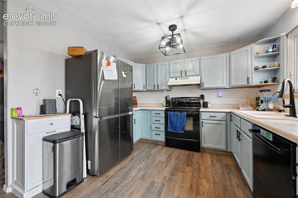 Image 7 of 38: Kitchen
