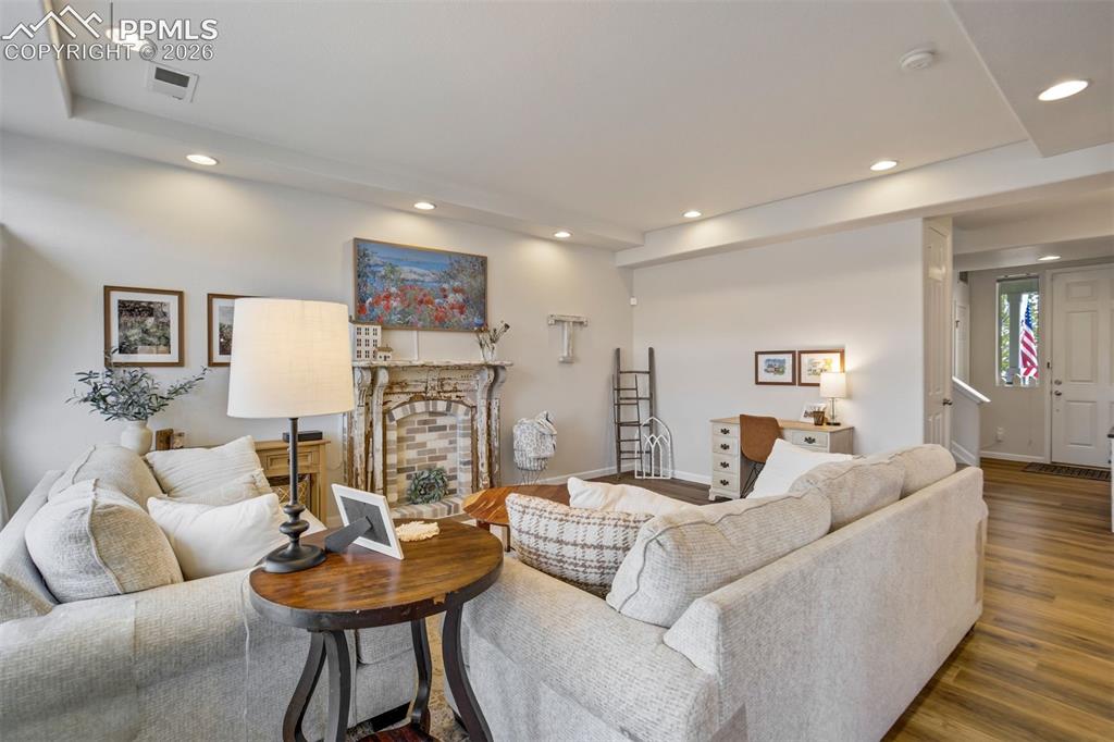 Image 10 of 50: Living Room