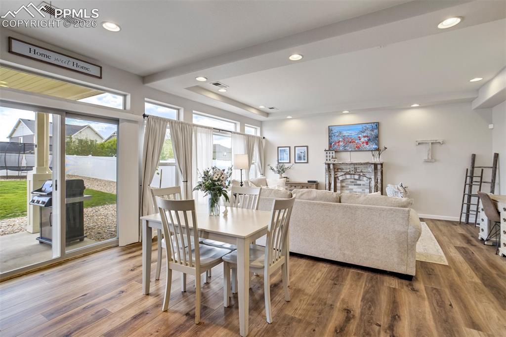 Image 11 of 50: Dining Area