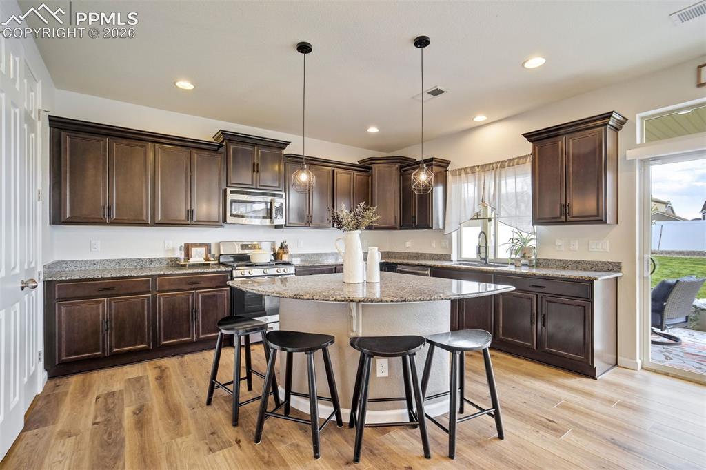 Image 14 of 50: Kitchen